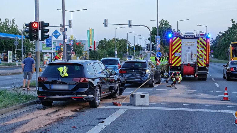 In Dresden kollidiert ein Auto mit zwei weiteren Fahrzeugen. Ein Mensch wird verletzt.