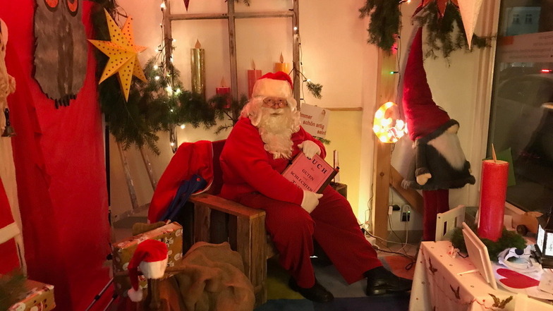 Karl Mildner aus Kamenz wird an allen Aktionstagen als Weihnachtsmann die Weihnachtsstube in der Alten Posthalterei öffnen.