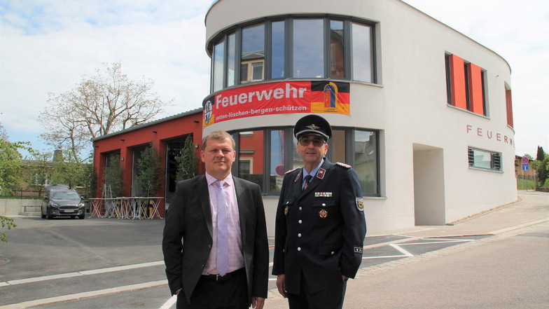 Bürgermeister Thomas Paul (CDU, l.) und Gemeindewehrleiter Armin Groß laden am Sonntag zum Rundgang durch die neue Feuerwache in Rabenau.