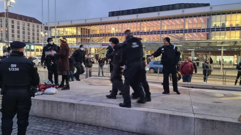 Polizisten hindern einen Mann auf dem Dresdner Altmarkt daran, das Grundgesetz vorzulesen.