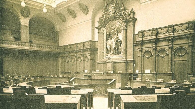 Blick in ein leeres Parlament: Sachsens Landtag schaffte sich 1933 selbst ab. Der SPD-Politiker Liebmann wurde gefoltert. Fotos: Smlg. Naumann, SPD