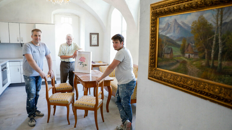 Die neuen Besitzer des Leutersdorfer Schlosses Helmut Zaggl (links) und Joel Lanbach (rechts) zeigen Bürgermeister Bruno Scholze im Erdgeschoss die bereits fertig sanierte Küche mit einem kombinierten Esszimmer