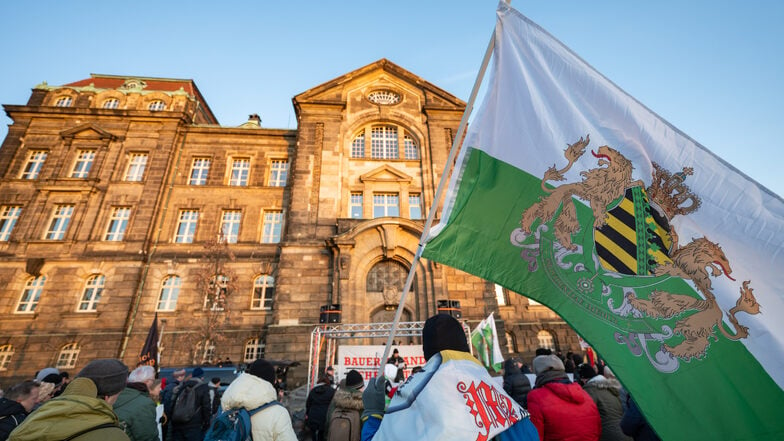 Die Freien Sachsen können ihre Anhänger schnell auf die Straße bringen, in den sozialen Netzwerken sind sie ein Machtfaktor. Für den Landtag reicht es wohl trotzdem nicht.