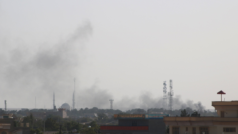 Rauch steigt bei einem Schusswechsel in der Hauptstadt der Provinz Jawzjan auf.