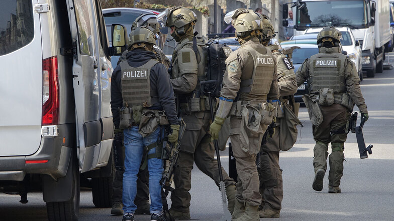 Schwer bewaffnete Mitglieder des Sondereinsatzkommandos am Donnerstag im Stadtteil Löbtau.