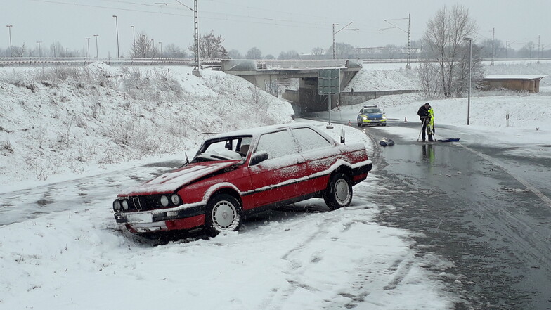 Im Nünchritzer Ortsteil Zschaiten kam dieser BMW glättebedingt nach dem Zusammenstoß mit einem Audi von der Straße ab.