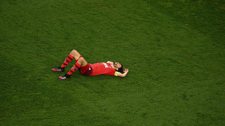 Kölns Mittelfeldspieler Jonas Hector liegt auf dem Rasen während des Spiels - mit zwei Toren war er der Matchwinner gegen die favorisierten Leipziger.