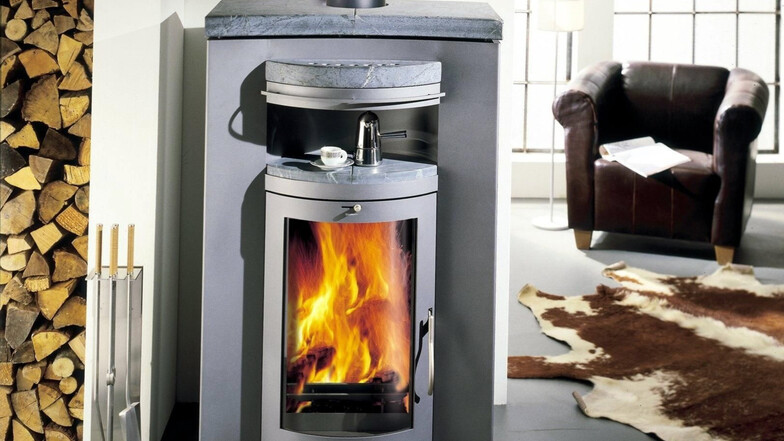 Eine Feuerstätte in Haus oder Wohnung gibt nicht nur direkt wohlige Wärme ab - mit einem entsprechend ausgestatteten Ofen kann sie auch Wärme in den Heizungskreislauf einspeisen.