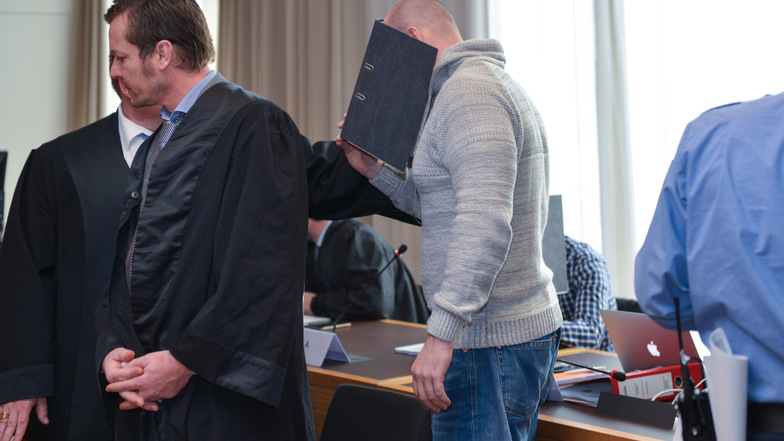 Im November 2018 hatte der Prozess gegen weitere Unterstützer der "Freien Kameradschaft Dresden" am Landgericht Dresden begonnen. Der Hauptangeklagte René H., hier mit seinem Verteidiger Peter Fricke, verdeckt sein Gesicht hinter einem Aktenordner.