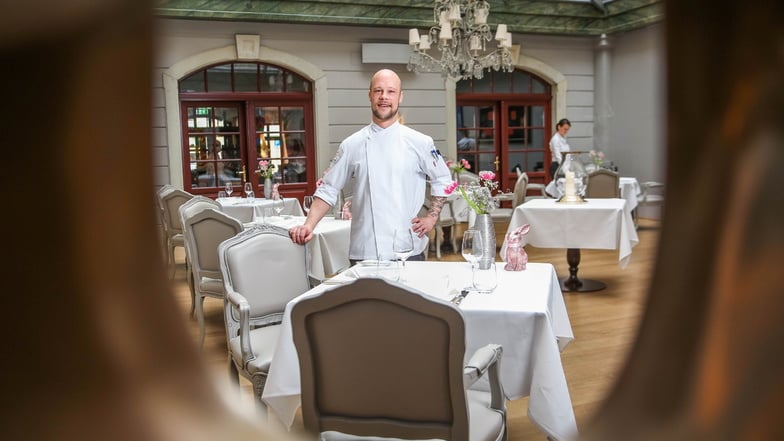 Das Caroussel Nouvelle im Hotel Bülow Palais kann nach einer Fusion zweier unterschiedlicher Küchen und einem verlorenen Michelin-Stern nun doch wieder bei den Restaurantkritikern punkten. Küchenchef Sven Vogel ist sehr zufrieden.