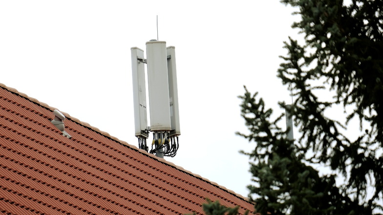 5G für alle: So ein Dach wie hier in der Wilsdruffer Straße auf dem Plossen in Meißen tut es auch. Bald sollen alle Landkreisbewohner an das neue Mobilfunknetz angeschlossen sein.