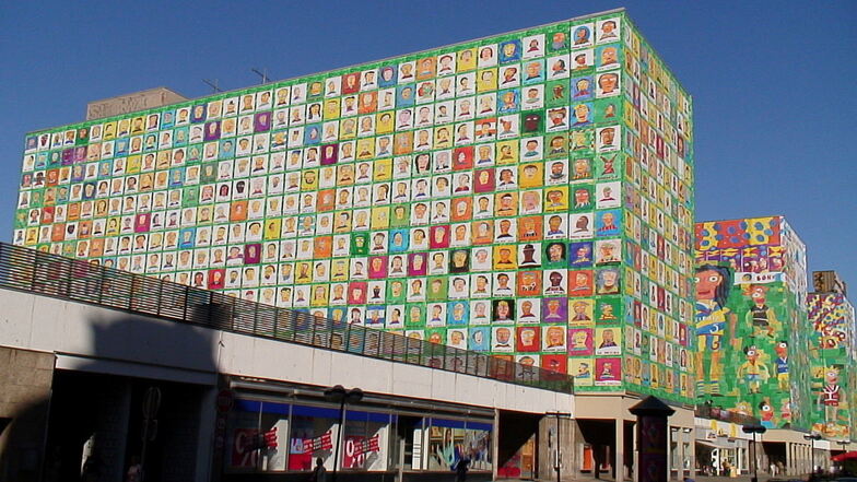 Das Kunstprojekt "3-Türme-Haus" zur Fußball-WM 2006 in Leipzig war der erste Großauftrag für Texsib: unzählige Bilder, zusammengeschweißt auf 13.000 Quadratmetern Folie. Der Komplex wurde danach abgerissen.