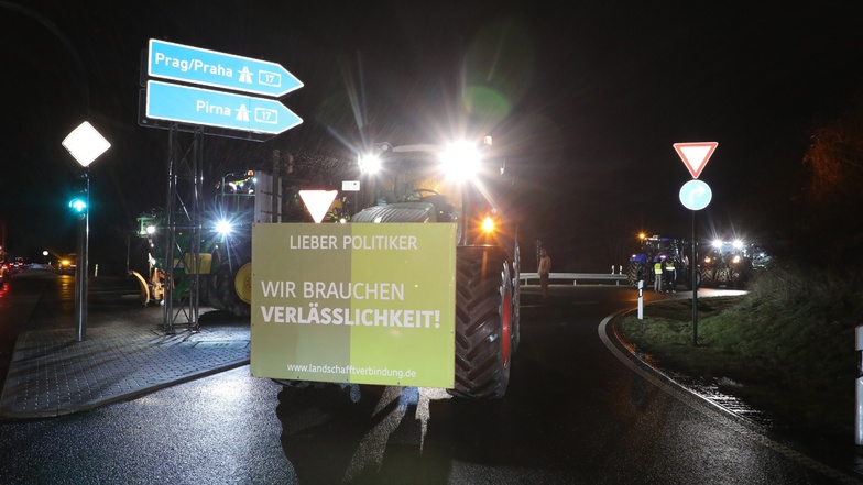 Auch zwei Dresdner Autobahnzufahrten sind am Donnerstagmorgen durch Landwirte blockiert worden. Hier zu sehen: Die Zufahrt in Dresden-Gorbitz zur A17.