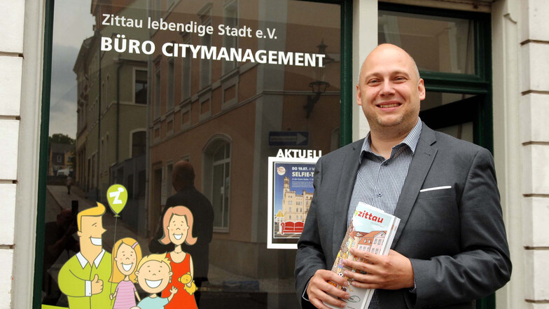 Zittaus City-Manager Stephan Eichner vor seinem Büro in der Böhmischen Straße.