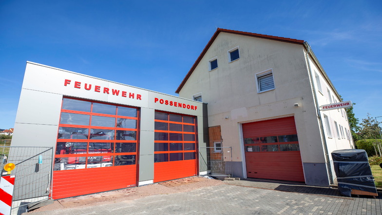 Der Um- und Anbau am Feuerwehrgerätehaus in Possendof geht zügig voran. Erst kürzlich ist ein Einsatzfahrzeug in die neue Halle gezogen.