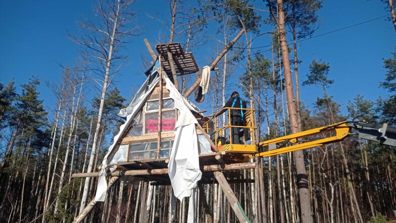 Das Baumhaus wird zurückgebaut.