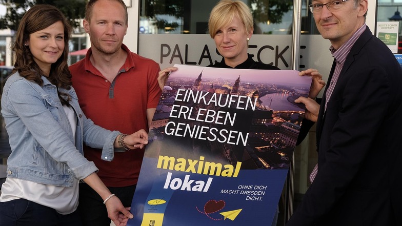 Friederike Wachtel vom Dresdner Citymanagement, Olaf Kranz und Jana Wittig von der Palastecke im Kulturpalast, und Dresdens Wirtschaftsförderer Robert Franke (von links) haben am Montag die neuen Appell-Plakate vorgestellt.