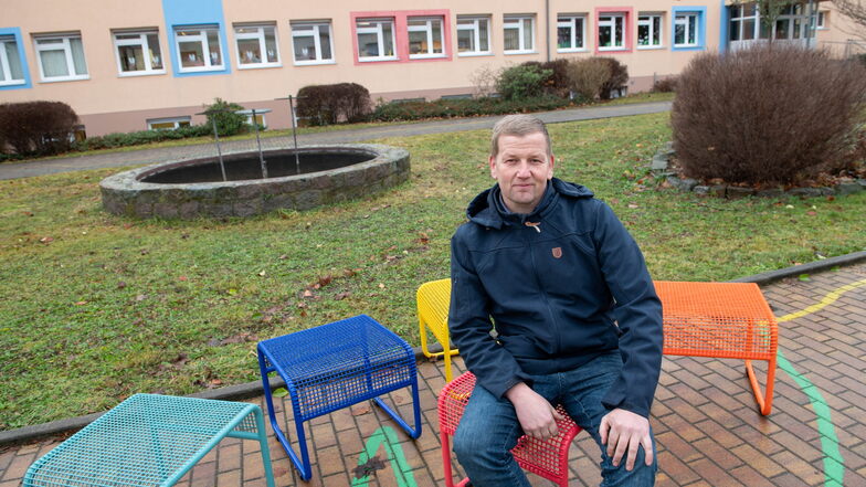 Lampertswaldes Bürgermeister René Venus am künftigen Grünen Klassenzimmer der Grundschule.