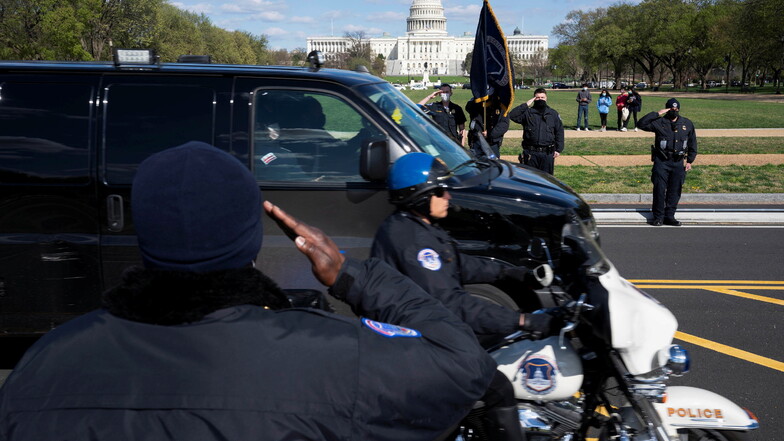Beamte der US-Kapitolpolizei salutieren, als der Leichnam eines Kollegen weggefahren wird.