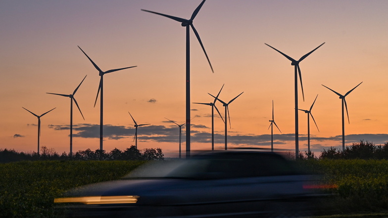 Morgenstimmung über dem Windenergiepark "Odervorland". Deutschland ist ein bisschen besser geworden beim Klimaschutz.