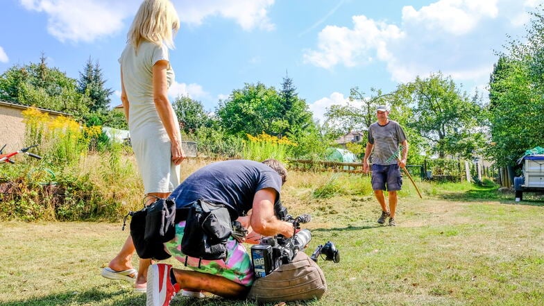 Grundsteuerrebell Torsten Küllig mit einem Team der ARD auf seinem Gartenland in Moritzburg. Jetzt will er es – scheinbar – verkaufen.