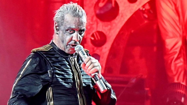 Macht auf ganzer Mann, muss sich aber Frauen zuführen lassen: Rammstein-Sänger Till Lindemann (60).