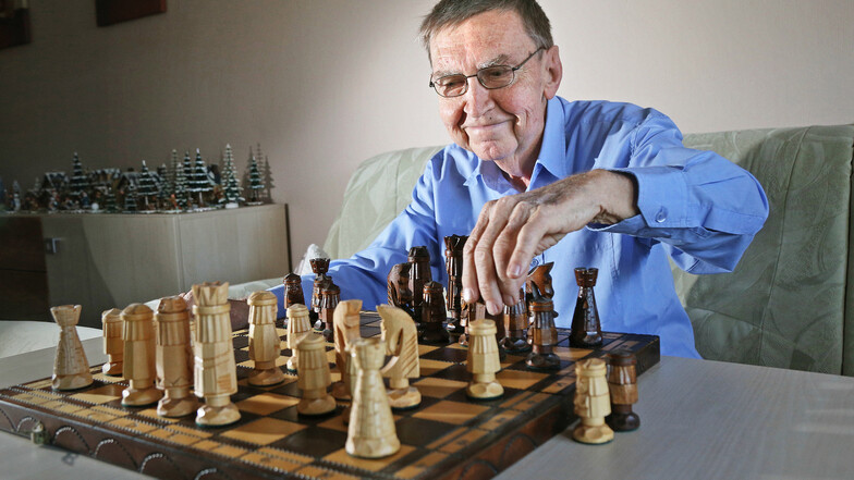 Hans Stange: Seit fast 30 Jahren lebt der Riesaer „Schach-Guru“ Hans Stange schon mit einer Spenderniere – wohl als einer der Letzten, die in der DDR transplantiert wurden. Hans Stange kämpft nicht nur am Schachbrett, sondern auch für eine Änderung des Transplantationsgesetzes.