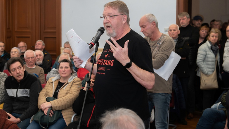 Bernd Ueberfuhr spricht in der Einwohnerfragestunde des Großenhainer Stadtrates für circa 100 anwesende Garagenbesitzer.