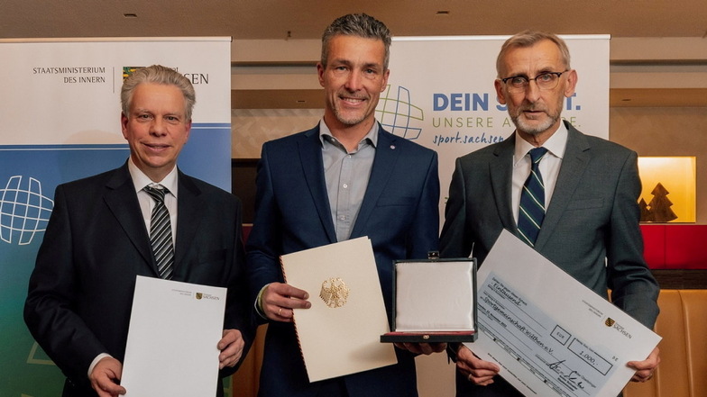 Mit der Ehrenplakette des Bundespräsidenten wurde die SG Wilthen ausgezeichnet. Im Bild (von rechts) Innenminister Armin Schuster (CDU), Frank Ahnert, Vorsitzender der SG Wilthen, und Ulrich Franzen, Präsident des Landessportbundes Sachsen.