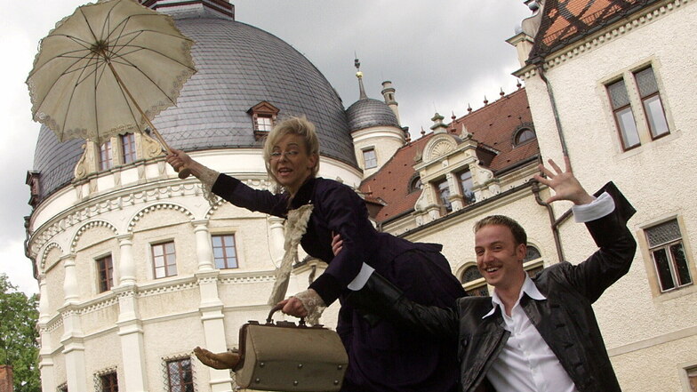 Kunst und Schloss - das geht in Schönfeld immer zusammen. Hier Magier Torsten Pahl mit Bühnenpartnerin Kerstin Straßburger.