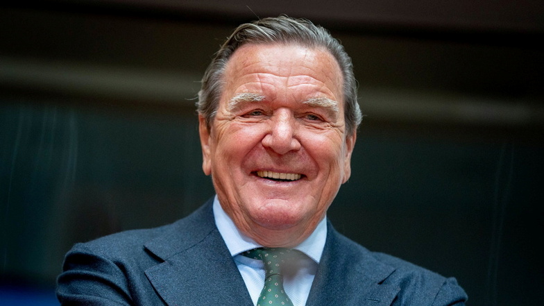 Gerhard Schröder, ehemaliger Bundeskanzler, hat gut Lachen: Er darf nun endgültig Mitglied der SPD bleiben.