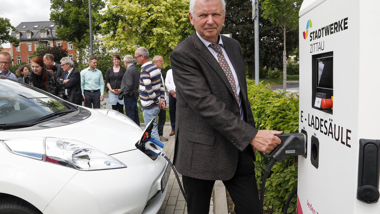 Klaus-Dieter Haim von der Fakultät Elektrotechnik lädt den Nissan Leaf, den diese von der Enso bekommen hat.
