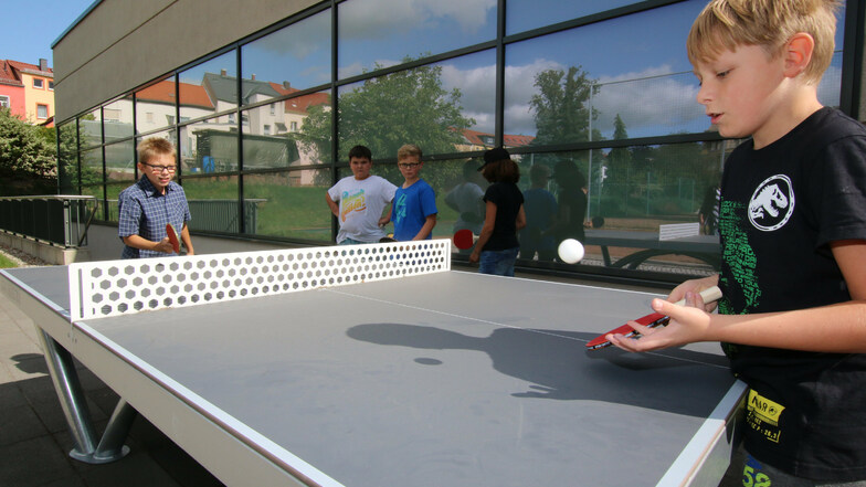 Fünftklässler der Geschwister Scholl-Oberschule Roßwein haben die neue Tischtennisplatte eingeweiht.