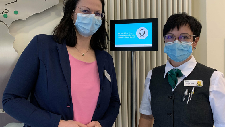 Klinikgeschäftsführerin Franziska Bell (links) und Kathrin Gaida, die Leiterin des Empfangs im Leisniger Helios-Krankenhaus, sehen den Masken-Scanner als sinnvolle und wichtige Ergänzung für den Klinikalltag in Corona-Zeiten.