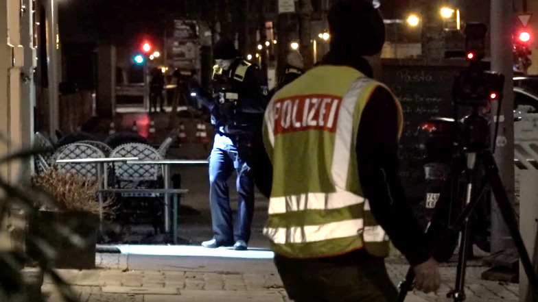 Die Polizei bei der Spurensicherung nahe der Touristenattraktion Checkpoint Charlie.