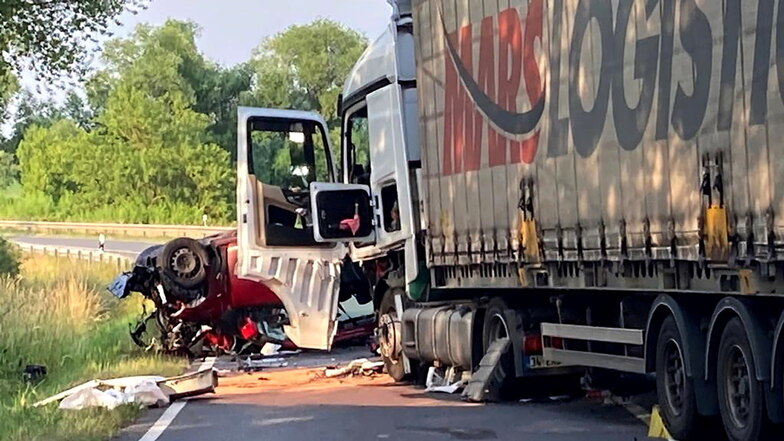 Elf Menschen starben 2023 in Mittelsachsen in Folge eines Verkehrsunfalls, auch der Fahrer des Citroëns, der am 20. Juni auf der B 169 mit einem Lkw kollidierte.