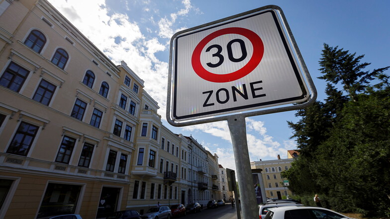 Auch in Sachsen soll es künftig mehr Tempo 30-Zonen geben, um die Sicherheit für alle Verkehrsteilnehmer zu erhöhen. Ein generelles Tempolimit in Ortschaften auf nur noch 30 Stundenkilometer ist aber nicht geplant.