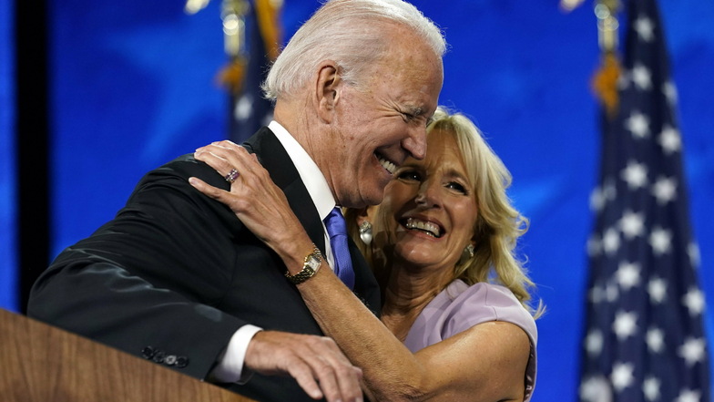 Jill Biden umarmt ihren Ehemann Joe Biden: Die nächste First Lady will einen neuen Stil ins Weiße Haus bringen.