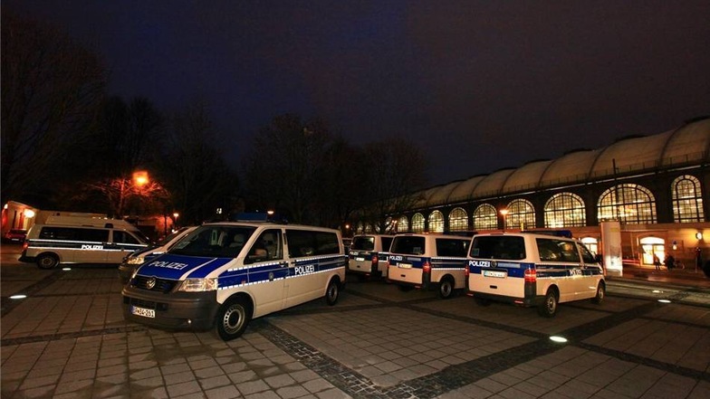 Auch vor dem Hauptbahnhof war die Polizei deutlich präsent.