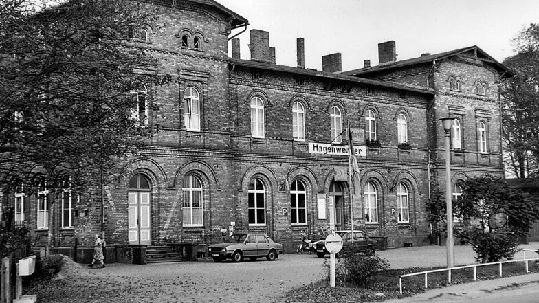 Das Bild zeigt den Bahnhof Hagenwerder 1985 mit DDR-Fahne und links sogar noch mit Luftschutzpfeilen aus dem Zweiten Weltkrieg.