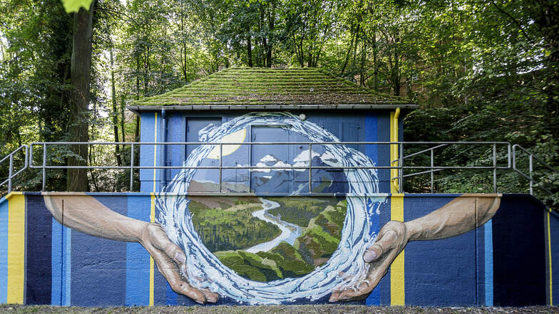 Diesen Wasserkreislauf hat der Künstler Sokar Uno von Freitag bis Sonntag auf die Abwasser-Pumpstation am Neißeufer, direkt unterhalb der Landskron-Brauerei, gemalt.