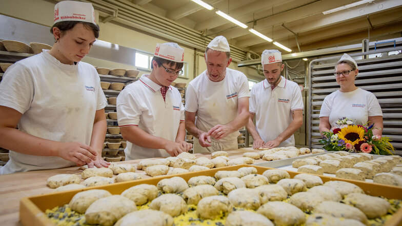 Bäckermeister Frank Wunderlich (Mitte) zeigte gestern den neuen und ehemaligen Azubis, wie man Kürbiskernbrötchen macht. Interessiert schauen die frischgebackene Bäckergesellin Sophie Bartzsch (l.) sowie die Azubis Marcel Zschieschack (2.v.l.) und Jo-Bob 