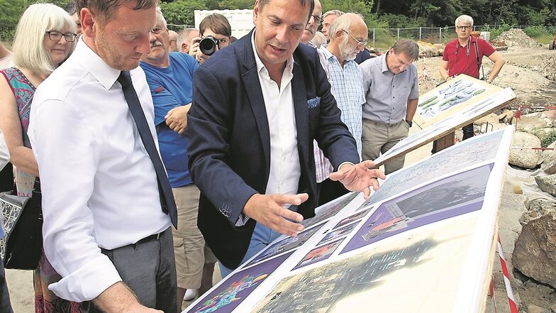 Beim Start für den Wiederaufbau der Grotte war im Juni 2019 Sachsens Ministerpräsident Kretschmer (li.) in Kromlau, ließ sich von Planer Thomas Bauer das Projekt erklären.