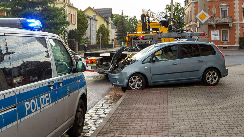 Das Unfallbeteiligte Auto an der Meißner Landstraße.