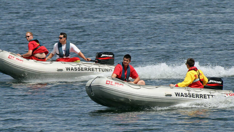 Rettungsschwimmer sind mit ihren Booten auf dem See unterwegs.