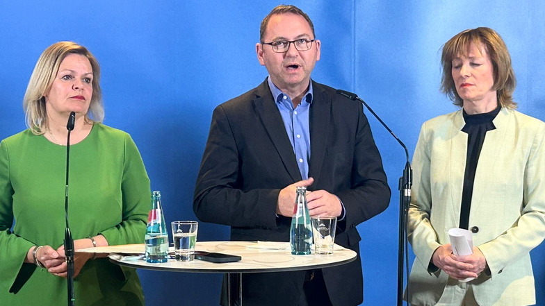 Verdi-Chef Frank Werneke, Bundesinnenministerin Nancy Faeser (SPD, l) und Karin Welge, Präsidentin der Vereinigung der kommunalen Arbeitgeberverbände, berichten über die Einigung bei den Tarifverhandlungen für die Beschäftigten im öffentlichen Dienst.