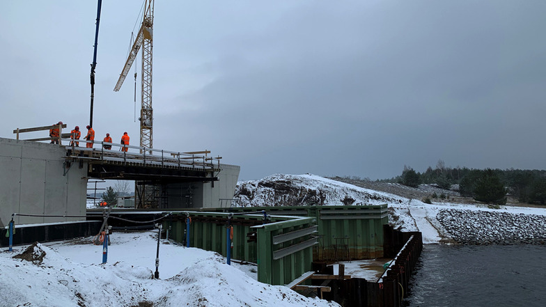 Auch im Winter wird gebaut. Am bislang einzigen Tag mit Schneefall Anfang Dezember erfolgten am Brückenbauwerk für den künftigen Überleiter 3a zwischen Neuwieser See und Blunoer Südsee nahe Klein Partwitz Betonierarbeiten.