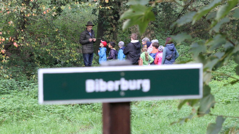 Ortsvorsteher Arndt Patzig erzählt den Kindern der 2. Klasse der evangelischen Grundschule Technitz Wissenswertes über den Biber.