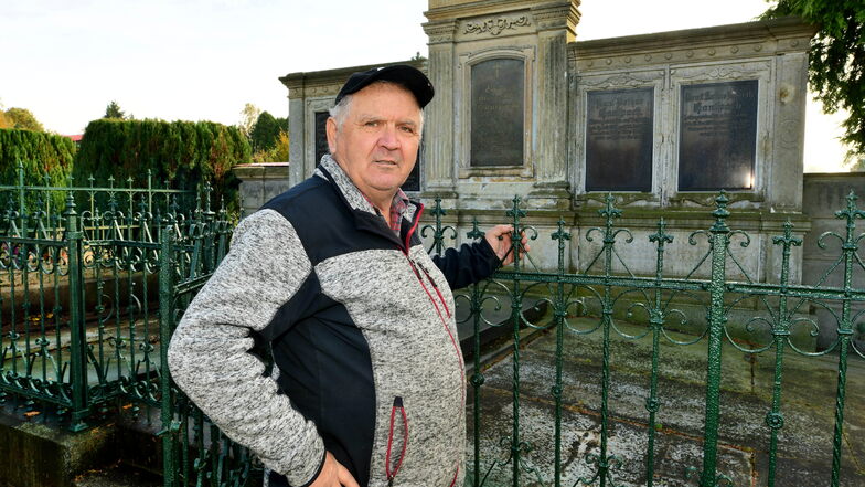 Manfred Scholze hält den Friedhof in Schönau-Berzdorf in Ordnung. Der Bauexperte macht den Job in seinem Ruhestand. Der MDR drehte nach einem SZ-Bericht.