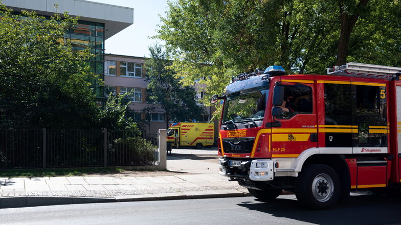 Feuerwehr und Rettungsdienst mussten zu einem Notfalleinsatz an die 101.Oberschule in Dresden ausrücken.